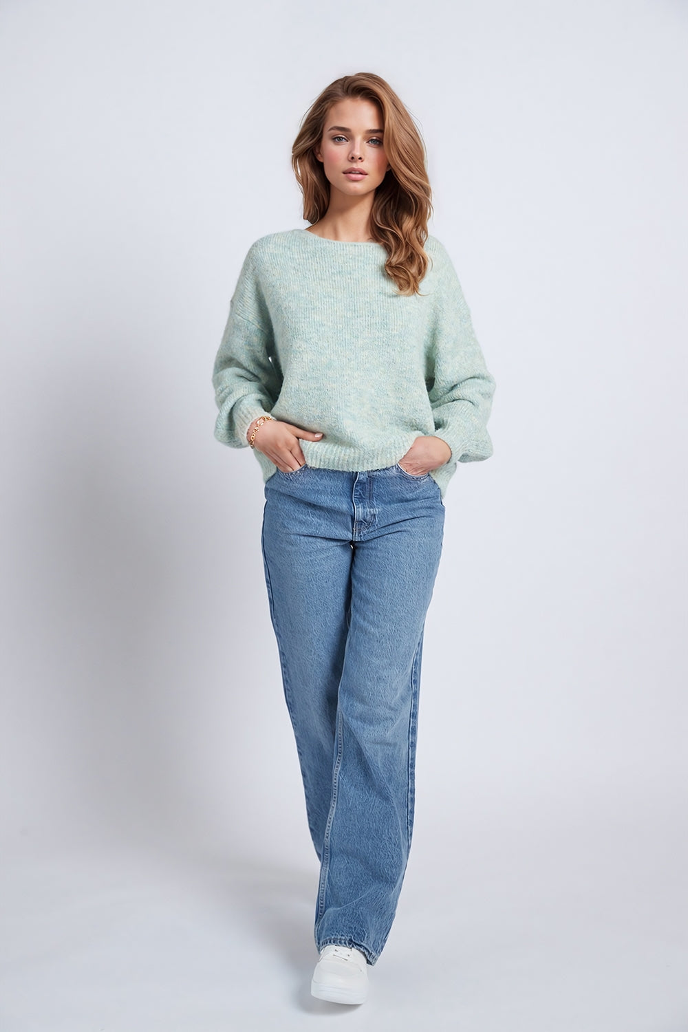 Light Green Sweater With Long Sleeves and Rounded Collar