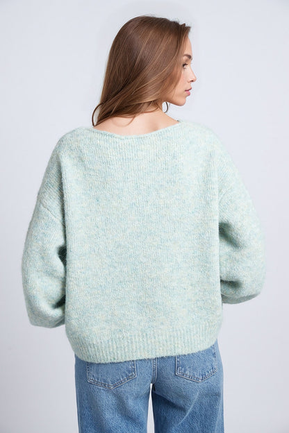 Light Green Sweater With Long Sleeves and Rounded Collar