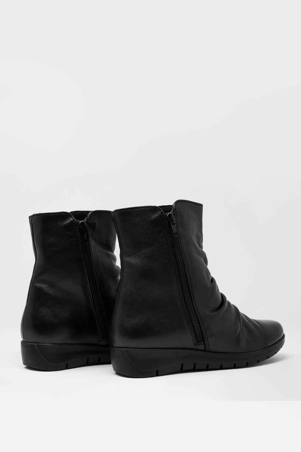 Low Black Boots With Zipper and Round Nose